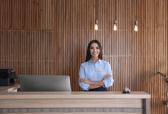 Mitarbeitende in Bank nutzen Krisenmanagement Software bei IT-Ausfall